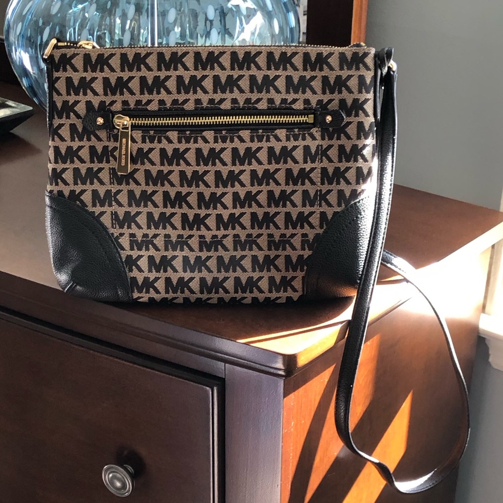 LIKE NEW!! Michael Kors Logo Crossbody.